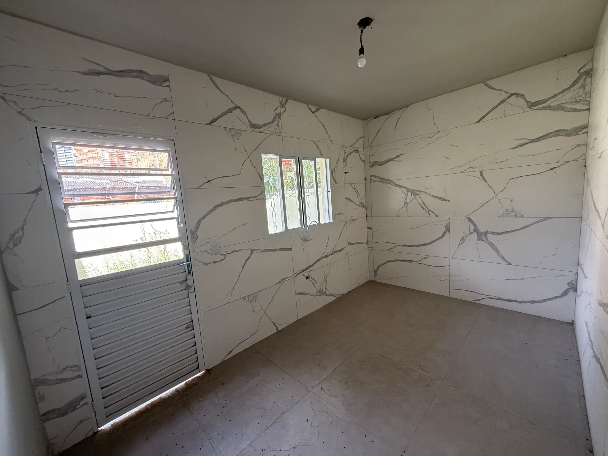Área com revestimento em mármore branco