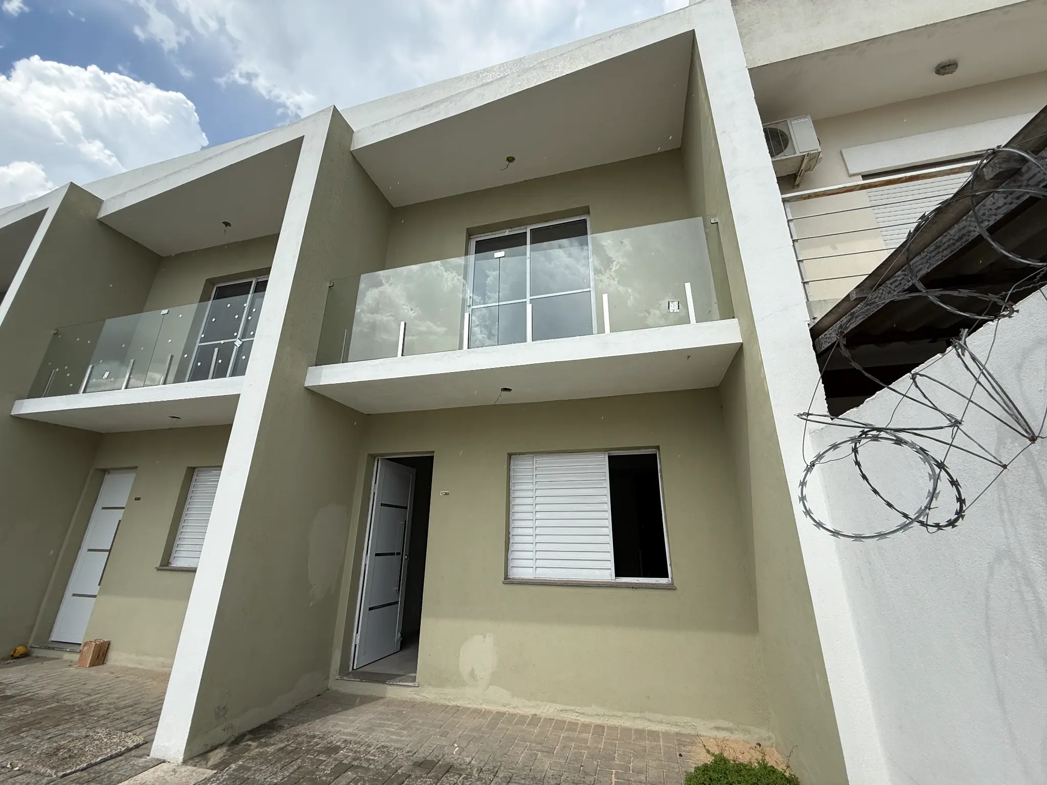 Fachada do sobrado com sacada em vidro temperado
