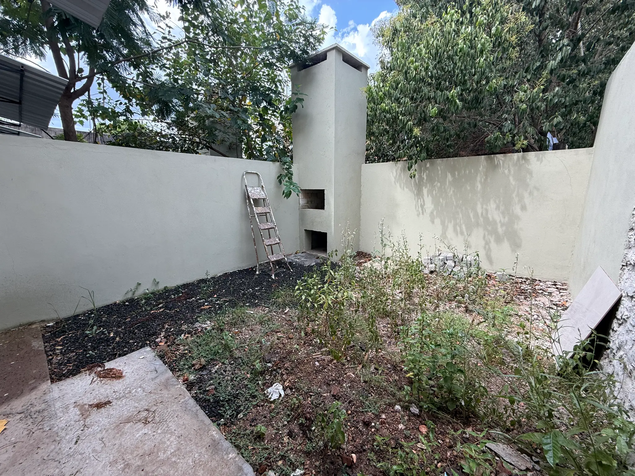 Pátio externo com churrasqueira de alvenaria