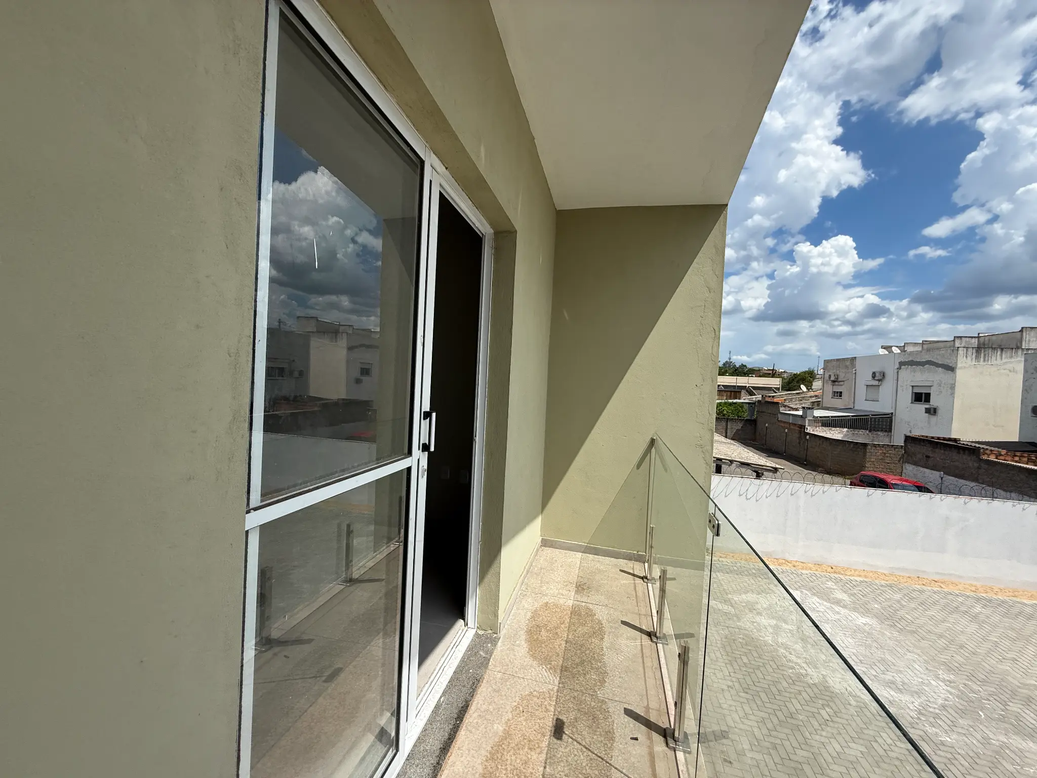 Sacada com vidro temperado e vista para a rua